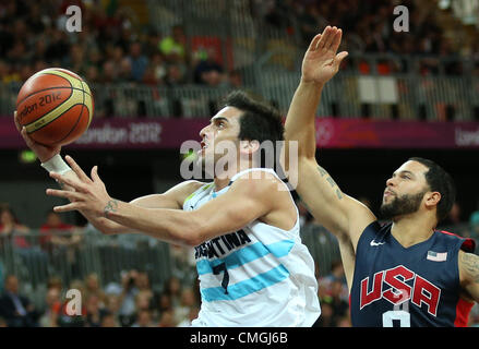 Il 6 agosto 2012. 06.08.2012. Londra Inghilterra. Facundo Campazzo (L) dell'Argentina Scontri per la sfera con Deron Williams degli Stati Uniti presso la London 2012 Olimpiadi Basket concorrenza a Londra, in Gran Bretagna, 06 agosto 2012. Foto Stock