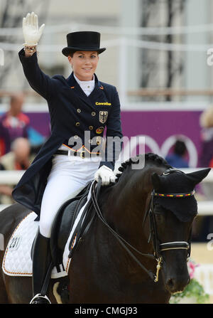 Il 7 agosto 2012. 07.08.2012. Londra, Inghilterra. La Germania dressage rider Kristina Sprehe cheers dopo perfoming con il suo cavallo Desperados a Londra nel 2012 Olympic dressage concorrenza a Greenwich Park a Londra, Gran Bretagna, 07 agosto 2012. Credit: Azione Plus immagini di Sport / Alamy Live News Foto Stock