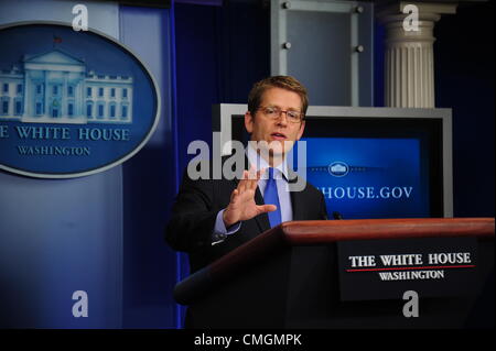 Il 7 agosto 2012 - Washington, Distretto di Columbia, Stati Uniti - Segretario stampa della Casa Bianca Jay Carney trattiene il daily briefing alla Casa Bianca. Egli risponde alle osservazioni che il senatore Harry Reid ha fatto recentemente.(Immagine di credito: Â© Christy Bowe/Globe foto/ZUMAPRESS.com) Foto Stock