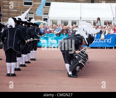 La Top Secret Drum Corps, batteristi di precisione da Basilea / Basilea, Svizzera esecuzione in George Square, Glasgow. Foto Stock