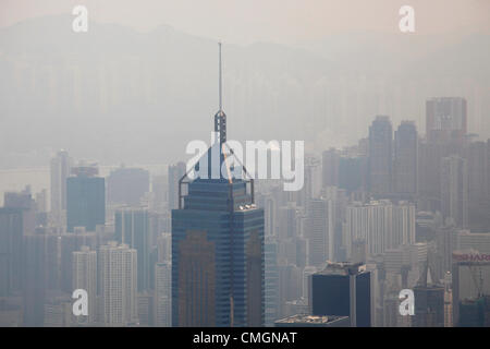 Hong Kong, Cina. Il 7 agosto 2012. Il peggiore lo smog e inquinamento atmosferico in due anni ha colpito Hong Kong, Cina. Viste sul porto Victoria e da e per il Picco sono state oscurate nel mezzo di avvisi per i giovani e gli anziani di rimanere a casa.Per la produzione di energia elettrica a carbone e stazioni di traffico sono una delle cause principali dei problemi ambientali ma anche l'uscita di fabbriche in Cina confinanti. Foto Stock