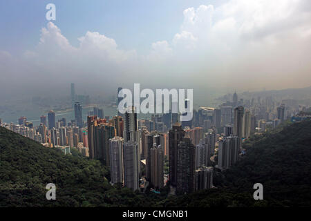 Hong Kong, Cina. Il 7 agosto 2012. Il peggiore lo smog e inquinamento atmosferico in due anni ha colpito Hong Kong, Cina. Viste sul porto Victoria e da e per il Picco sono state oscurate nel mezzo di avvisi per i giovani e gli anziani a rimanere a casa. Per la produzione di energia elettrica a carbone e stazioni di traffico sono una delle cause principali dei problemi ambientali ma anche l'uscita di fabbriche in Cina confinanti. Foto Stock