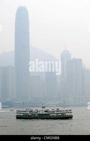 Hong Kong, Cina. Il 7 agosto 2012. Il peggiore lo smog e inquinamento atmosferico in due anni ha colpito Hong Kong, Cina. Viste sul porto Victoria e da e per il Picco sono state oscurate nel mezzo di avvisi per i giovani e gli anziani di rimanere a casa.Per la produzione di energia elettrica a carbone e stazioni di traffico sono una delle cause principali dei problemi ambientali ma anche l'uscita di fabbriche in Cina confinanti. Foto Stock