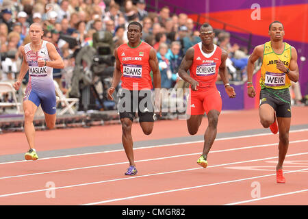 Londra, Inghilterra - Agosto 7, Pavel Maslak (Repubblica Ceca), Antoine Adams (St Kitts e Nevis), Reto Schenkel (Svizzera) e Warren Weir (Giamaica) nella mens 200m si riscalda durante la sessione mattutina di atletica leggera presso lo Stadio Olimpico il 7 agosto 2012 a Londra, Inghilterra Foto di Roger Sedres / Gallo immagini Foto Stock