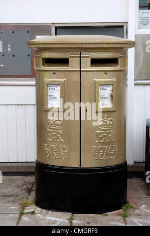 8 agosto 2012. Postbox oro verniciato commemorando Nick Skelton equestre della medaglia di oro alle Olimpiadi di Londra 2012. La casella postale è al di fuori di Alcester post office, Warwickshire, Regno Unito. 8 agosto 2012. Credito: Colin Underhill / Alamy Live News Foto Stock