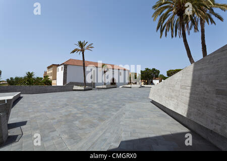 Il Plaza de Espana a Adeje, Tenerife, progettato dall'architetto Canario Fernando Menis. È stato nominato come finalista nel World Architecture Festival nella categoria "Nuovo e Vecchio", che si terrà a Singapore dal 3 al 5 ottobre 2012. Adeje, Tenerife, Isole Canarie, Spagna. Foto Stock