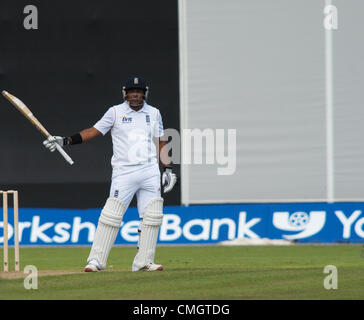 8 agosto 2012. Samit Patel (Lions) riconosce di raggiungere 50, ma era fuori di lì a poco per 55 nella prima prova non ufficiale (Agosto 7-10) del tour in Australia 'A' in Inghilterra nel 2012. Old Trafford, Manchester, UK, Day 2 - 08-08-2012. Credito: Giovanni friggitrice / Alamy Live News Foto Stock