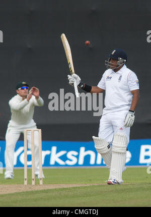 8 agosto 2012. Samit Patel (Lions) riconosce di raggiungere 50, ma era fuori di lì a poco per 55 nella prima prova non ufficiale (Agosto 7-10) del tour in Australia 'A' in Inghilterra nel 2012. Old Trafford, Manchester, UK, Day 2 - 08-08-2012. Credito: Giovanni friggitrice / Alamy Live News Foto Stock