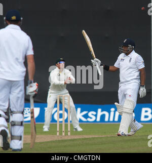 8 agosto 2012. Samit Patel (Lions) riconosce di raggiungere 50, ma era fuori di lì a poco per 55 nella prima prova non ufficiale (Agosto 7-10) del tour in Australia 'A' in Inghilterra nel 2012. Old Trafford, Manchester, UK, Day 2 - 08-08-2012. Credito: Giovanni friggitrice / Alamy Live News Foto Stock