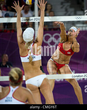 Agosto 8, 2012 - Londra, Inghilterra, Regno Unito - Misty punteggi May-Treanor punto su Jennifer Kessy e Aprile Ross (USA) in la medaglia d oro di beach volley in gioco le Olimpiadi di Londra 2012 presso la sfilata delle Guardie a Cavallo su agosto 08, 2012 a Londra, Regno Unito. (Credito Immagine: © Paul Kitagaki Jr./ZUMAPRESS.com) Foto Stock