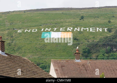 Il 9 agosto 2012. Irlanda del nord di Belfast. 09/08/2012 - un gigante 'Fine' internamento banner e irlandesi di bandiera tricolore appare sulla collina al di fuori di Belfast. Internamento fu introdotto nel 1971, e repubblicani rivendicazione è ancora in uso oggi Credito: Stephen Barnes / Alamy Live News Foto Stock