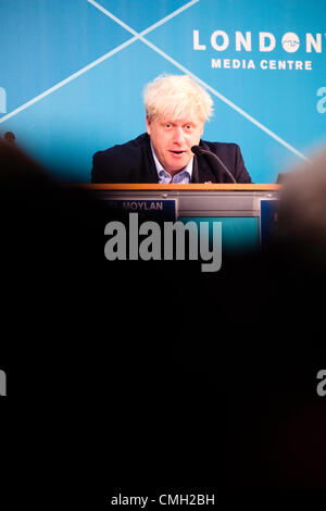 London, Regno Unito - 9 August 2012: SINDACO Boris Johnson risolve il pubblico durante la conferenza stampa "realizziamo un retaggio durevole dal London 2012 giochi' presso il London Media Center. Credito: pcruciatti / Alamy Live News Foto Stock