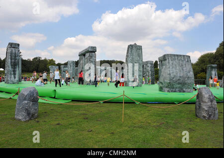 Sacrilegio 2012 - un gonfiabile Stonehenge in tour - da Jeremy Deller sulla posizione in Crystal Palace Park, London, Regno Unito Foto Stock