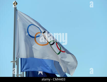 Bandiera olimpica battenti al fianco di bandiere dei paesi concorrenti, 2012 Giochi Olimpici, REGNO UNITO Foto Stock