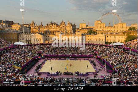 09.08.2012. Horseguards Parade, Londra, Inghilterra. Vista generale di Stadium durante la medaglia di bronzo della partita del London 2012 Giochi Olimpici Beach Volley in concorrenza la sfilata delle Guardie a Cavallo, Londra Foto Stock