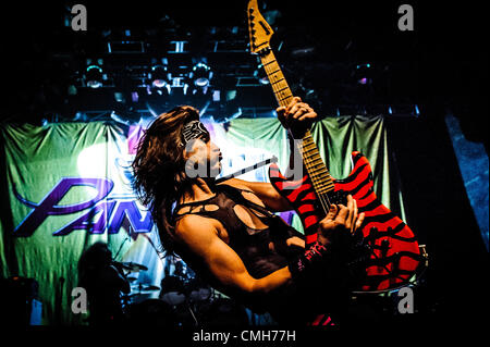Agosto 9, 2012 - Toronto, Ontario, Canada - chitarrista sacchetta di American glam metal band Pantera acciaio eseguita al Sound Academy di Toronto (credito Immagine: © Igor Vidyashev/ZUMAPRESS.com) Foto Stock