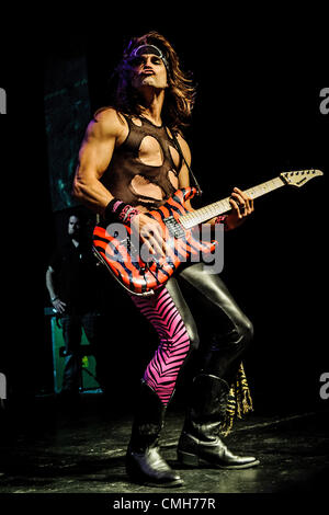 Agosto 9, 2012 - Toronto, Ontario, Canada - chitarrista sacchetta di American glam metal band Pantera acciaio eseguita al Sound Academy di Toronto (credito Immagine: © Igor Vidyashev/ZUMAPRESS.com) Foto Stock