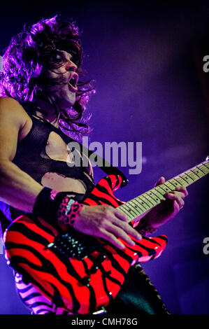 Agosto 9, 2012 - Toronto, Ontario, Canada - chitarrista sacchetta di American glam metal band Pantera acciaio eseguita al Sound Academy di Toronto (credito Immagine: © Igor Vidyashev/ZUMAPRESS.com) Foto Stock