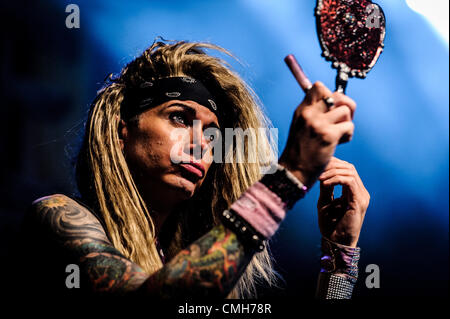 Agosto 9, 2012 - Toronto, Ontario, Canada - bassista LEXXI FOXX di American glam metal band Pantera acciaio eseguita al Sound Academy di Toronto (credito Immagine: © Igor Vidyashev/ZUMAPRESS.com) Foto Stock