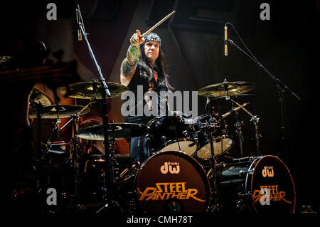 Agosto 9, 2012 - Toronto, Ontario, Canada - il batterista STIX ZADINIA di American glam metal band Pantera acciaio eseguita al Sound Academy di Toronto (credito Immagine: © Igor Vidyashev/ZUMAPRESS.com) Foto Stock