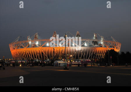 Il 9 agosto 2012. Tramonto sulla pista illuminata Athletics Stadium nel 2012 Olympic Park, Londra, 9 agosto 2012. Foto Stock