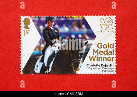 UK venerdì 10 agosto 2012. Timbro a onore medaglia d'oro Charlotte Dujardin nel settore equestre Dressage singolo evento. Timbro acquistati e bloccato sulla busta rossa per inviare ad Olympic sostenitore. Credito: Carolyn Jenkins / Alamy Live News Foto Stock