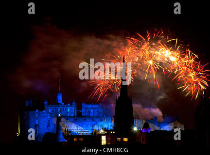 Fuochi d'artificio sul Castello di Edimburgo al termine della performance del Festival di Edimburgo Tattoo 2012, Scotland, Regno Unito, Europa Foto Stock