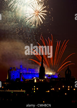 Fuochi d'artificio sul Castello di Edimburgo al termine della performance del Festival di Edimburgo Tattoo 2012, Scotland, Regno Unito, Europa Foto Stock