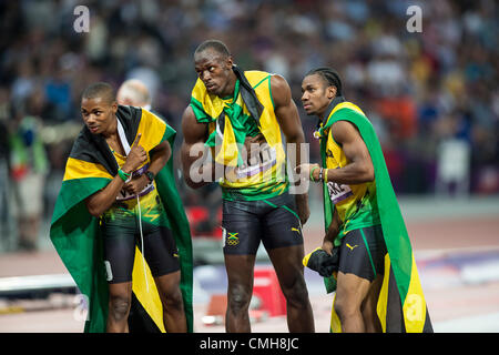 Il 9 agosto 2012. Usain Bolt (JAM) con la sua medaglia d'oro per la vincita Uomini 200m witn finale Yohan Blake (JAM) argento,(R) e Warren Weir (JAM) bronzo, presso le Olimpiadi estive di Londra, 2012 Foto Stock