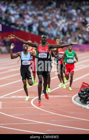 Il 9 agosto 2012. David Rudisha (KEN) vincendo la medaglia d'oro nel mondiale a tempo di record negli uomini 800m a le Olimpiadi estive di Londra, 2012 Foto Stock