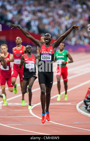 Il 9 agosto 2012. David Rudisha (KEN) vincendo la medaglia d'oro nel mondiale a tempo di record negli uomini 800m a le Olimpiadi estive di Londra, 2012 Foto Stock