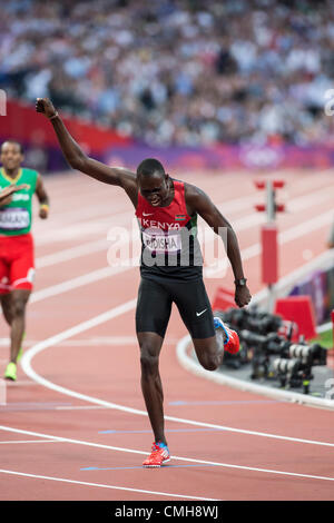 Il 9 agosto 2012. David Rudisha (KEN) vincendo la medaglia d'oro nel mondiale a tempo di record negli uomini 800m a le Olimpiadi estive di Londra, 2012 Foto Stock