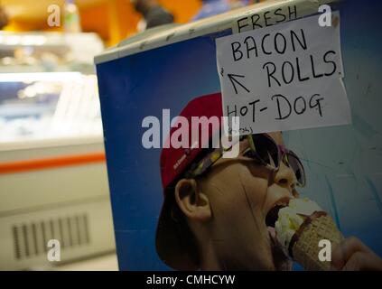 Agosto 11, 2012 - Londra, Inghilterra, Regno Unito - pancetta freschi panini e hot dogs sono in vendita presso la stazione di Stratford durante il 2012 Londra Olimpiadi di estate. (Credito Immagine: © Mark Makela/ZUMAPRESS.com) Foto Stock