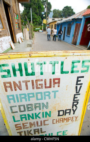 2 agosto 2012 - San Pedro La Leguna (Municipalit, Solola (Dipartimento, Guatemala - Agosto 2, 2012, Solola, Guatemala - un segno sulle strade della comunità turistica di San Pedro La Laguna, Guatemala. Internazionale di contropartita è stato il supporto di una scuola nella comunità nei suoi sforzi volti a fissare livelli più elevati per istruire insegnanti di lingua straniera gli studenti visitando la scuola dall'estero ogni anno per imparare spagnolo - parte del più ampio sviluppo del turismo di controparte di sforzi è stata di effettuare con supporto USAID in Guatemala sin dal 2006. (Credito Immagine: © David Snyder/ZUMAPRESS.com) Foto Stock