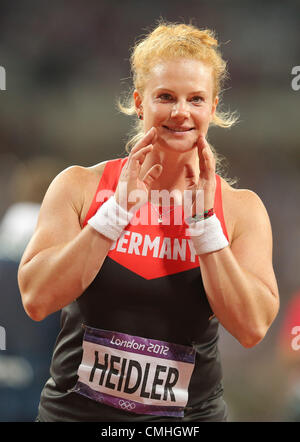 11.08.2012. Londra, Inghilterra. La Germania Betty Heidler celebra la sua medaglia di bronzo durante le Donne Lancio del martello Finale al London 2012 Giochi Olimpici Foto Stock