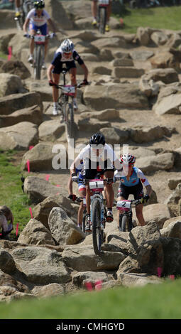 11 ago 2012. 11.08.2012. Hadleigh boschi, Essex, Inghilterra. Sabine Spitz della Germania porta il pacco durante le donne del cross-country finale del ciclismo in mountain bike evento in Hadleigh Farm at the London 2012 Giochi Olimpici di Londra, Gran Bretagna, 11 agosto 2012. Credit: Azione Plus immagini di Sport / Alamy Live News Foto Stock