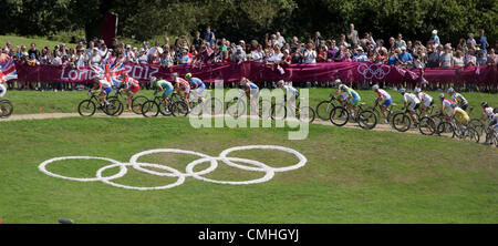 11 ago 2012. 11.08.2012. Hadleigh boschi, Essex, Inghilterra. I partecipanti competono durante le donne del cross-country finale del ciclismo in mountain bike evento in Hadleigh Farm at the London 2012 Giochi Olimpici di Londra, Gran Bretagna, 11 agosto 2012. Credit: Azione Plus immagini di Sport / Alamy Live News Foto Stock