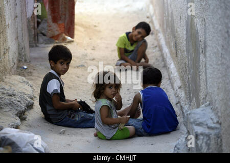 11 agosto, 2012, a Rafah nella striscia di Gaza, Territori palestinesi - bambini palestinesi giocare davanti alla loro casa a Rafah Refugee Camp sud della striscia di Gaza, il 11 agosto 2012 (credito Immagine: © Eyad Al Baba APA/images/ZUMAPRESS.com) Foto Stock