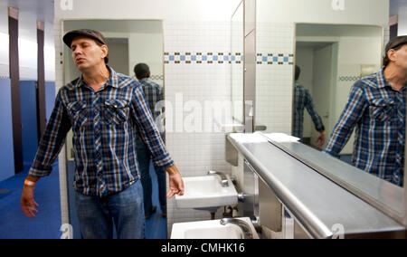 Agosto 11, 2012 - Los Angeles, California, Stati Uniti d'America - Jaime Stewart, un cui-off supervisore di costruzione di soli nove giorni rimosso da un intervento chirurgico di ernia, si riscalda la sua voce in uomini della camera presso il Los Angeles Convention Center durante il giorno uno dei due giorni di Los Angeles apre chiamata per colata "La Voce". Foto Stock