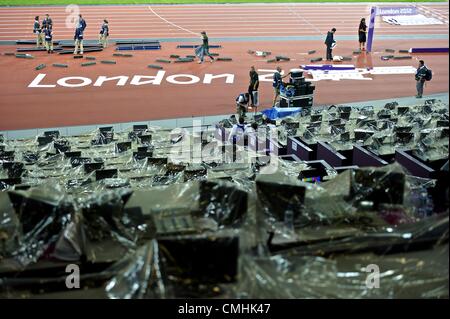 Agosto 11, 2012 - Londra, Inghilterra, Regno Unito - Lavoratori smantellare porzioni della via come fanno i preparativi per la cerimonia di chiusura dopo l'ultima giornata di atletica leggera a Londra 2012 Olimpiadi di estate. (Credito Immagine: © Mark Makela/ZUMAPRESS.com) Foto Stock