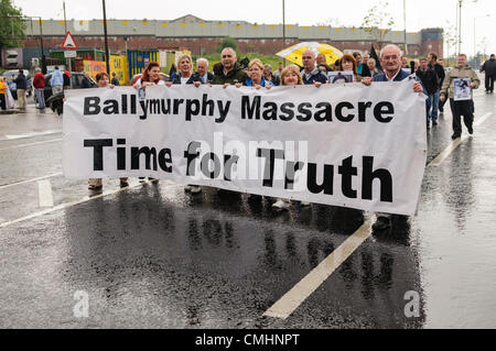 Il 12 agosto 2012. Belfast. La quarantunesima edizione annuale sfilata commemorativa per il 1971 massacro di Ballymurphy ha avuto luogo a Belfast. Il 9 agosto 1971 soldati del Reggimento paracadutisti ha ucciso 11 persone. Le famiglie sono damanding una pubblica inchiesta per scoprire che cosa è accaduto. Foto Stock