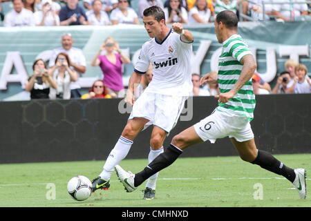 11.08.2012. Philadelphia, Stati Uniti d'America. Real Madrid avanti Cristiano Ronaldo (7) prende un colpo passato Celtic FC defender Kelvin Wilson (6) nel mondo del calcio sfida match tra il Real Madrid e il Celtic FC presso il Lincoln Financial Field di Philadelphia, PA. Real Madrid sconfitto Celtic 2-0. Foto Stock