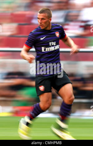 12.08.2012. Colonia, Germania. Arsenale di Lukas Podolski gioca la palla durante il preseaon amichevole tra FC Colonia e Arsenal FC a RheinEnergieStadion a Colonia, Germania, 12 agosto 2012. Foto Stock