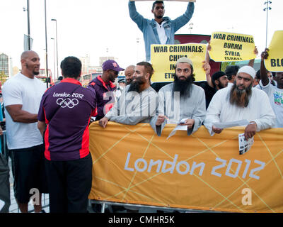 12 ago 2012. Londra, Regno Unito. 12/08/12. LOCOG Steward unire Anjem Choudary e gli ex membri del vietato gruppo islamico musulmani contro crociate fuori la stazione di Stratford per protestare contro i Giochi olimpici che si terrà nelle vicinanze. Foto Stock