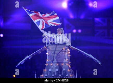 12 ago 2012. 12.08.2012. Londra, Inghilterra esecutori sventolare un Unione Jack durante la cerimonia di chiusura del London 2012 Giochi Olimpici presso lo Stadio Olimpico, Londra, Gran Bretagna, 12 agosto 2012. Foto Stock