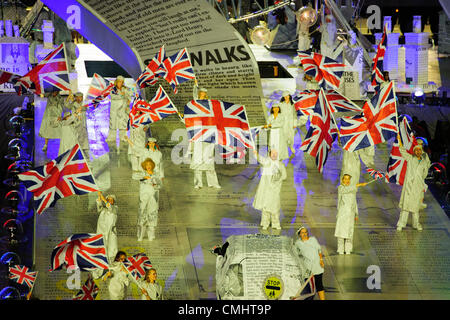 12 ago 2012. 12.08.2012. Londra, Inghilterra. Gli artisti interpreti o esecutori wave unione martinetti durante la cerimonia di chiusura alla fine del giorno 16 del London 2012 Giochi Olimpici presso lo Stadio Olimpico. Foto Stock