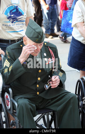 11 ago 2012. Campo di onore, un saluto per il più grande evento di generazione a Miller Park Baseball Stadium Milwaukee WI USA il 11 agosto 2012. Il veterano della Seconda guerra mondiale il sergente Burseth tergi una lacrima mentre viene spinto in una sedia a rotelle per l'evento. II Guerra Mondiale Veterani del Wisconsin hanno onorato alla manifestazione con la promozione del volo di onore che vola veterani a Washington DC per visualizzare il memoriale della seconda guerra mondiale. Foto Stock