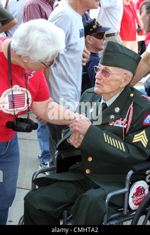 11 ago 2012. Campo di onore, un saluto per il più grande evento di generazione a Miller Park Baseball Stadium Milwaukee WI USA il 11 agosto 2012. WWII esercito veterano sergente Burseth essendo ha ringraziato per il suo servizio. II Guerra Mondiale Veterani del Wisconsin hanno onorato alla manifestazione con la promozione del volo di onore che vola veterani a Washington DC per visualizzare il memoriale della seconda guerra mondiale. Foto Stock