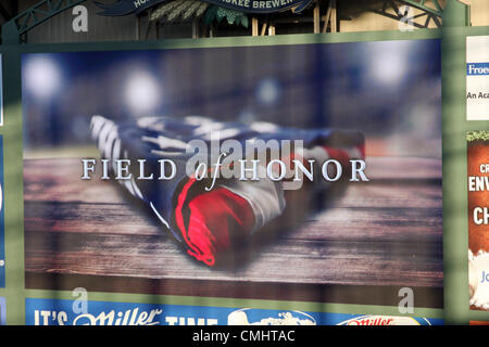 11 ago 2012. Campo di onore mostrato su un Jumbotron, un saluto per il più grande evento di generazione a Miller Park Baseball Stadium Milwaukee WI USA il 11 agosto 2012. Oltre 28000 partecipanti allo stadio a guardare il filmato Premier di onorare il volo l'impostazione di un record mondiale. II Guerra Mondiale Veterani del Wisconsin hanno onorato alla manifestazione con la promozione del volo di onore che vola veterani a Washington DC per visualizzare il memoriale della seconda guerra mondiale. Foto Stock