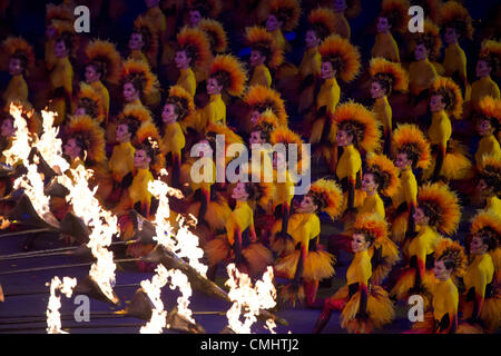 Agosto 12, 2012 - Londra, Inghilterra, Regno Unito - Brasile esecutori guarda la fiamma olimpica estinguere nella cerimonia di chiusura durante le Olimpiadi di Londra 2012 presso lo Stadio Olimpico il 12 agosto 2012 a Londra, Regno Unito. (Credito Immagine: © Paul Kitagaki Jr./ZUMAPRESS.com) Foto Stock